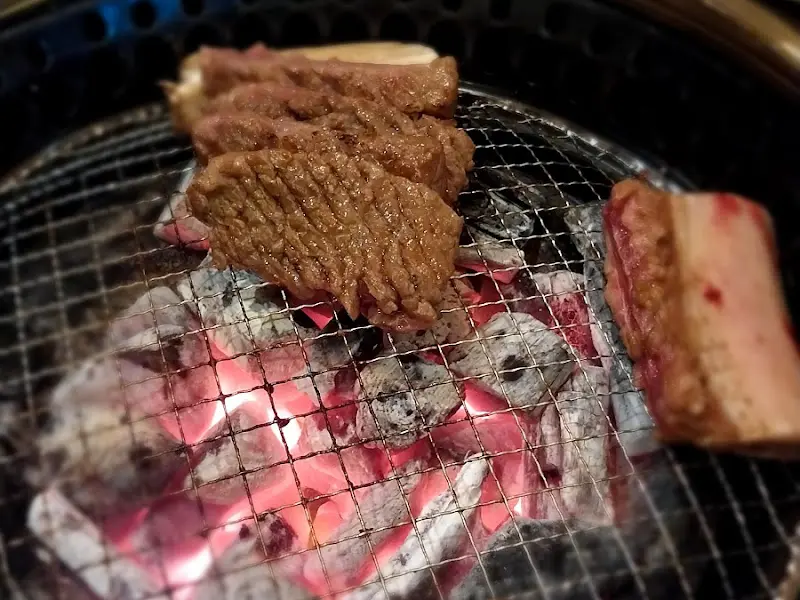 숯불 위에서 구워지는 갈비