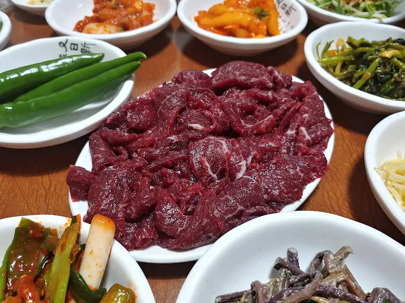 생고기와 밑반찬 클로즈업