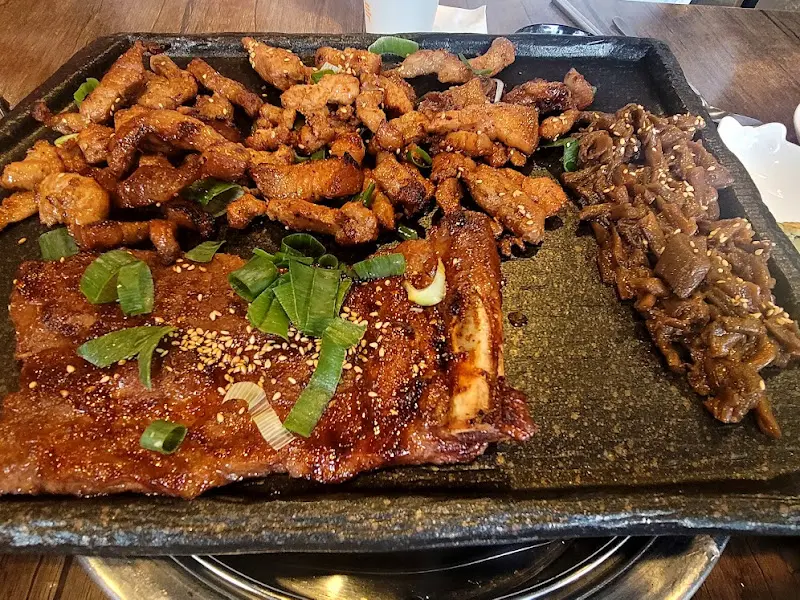 다 구워져서 나오는 흑돼지 깨비