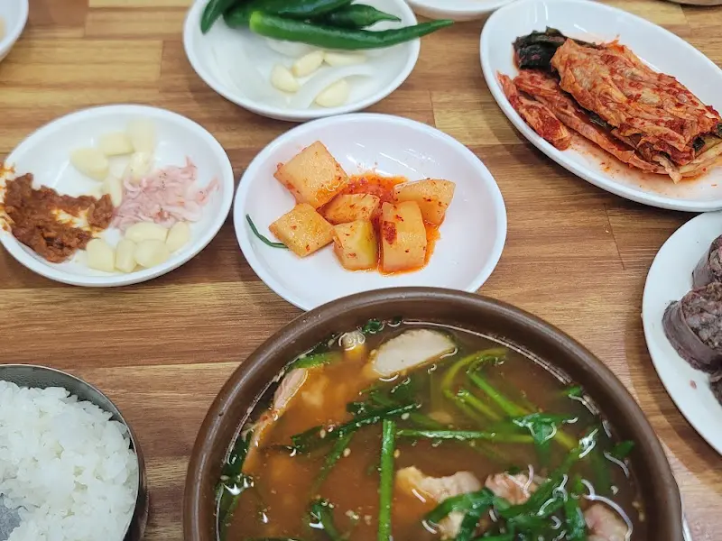 상차림 전체 샷