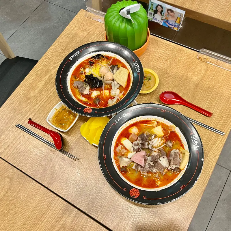 테이블 위에 놓인 마라탕 두 그릇