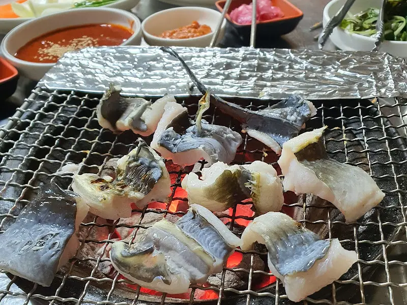 숯불 위에서 익어가는 꼼장어