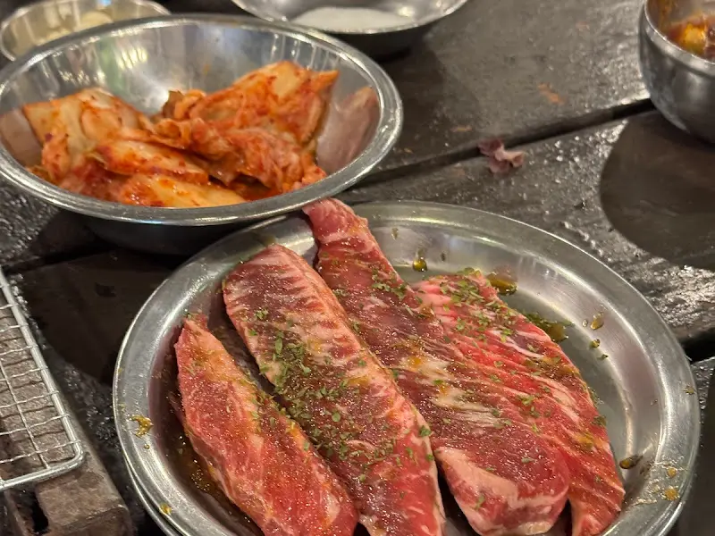 잘 익은 고기와 김치