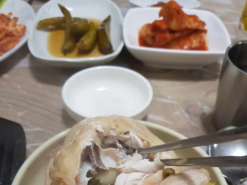 야들야들한 닭고기를 찢어먹는 재미가 있다.