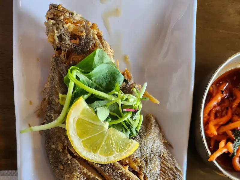 종가전복에서 제공되는 가자미 튀김