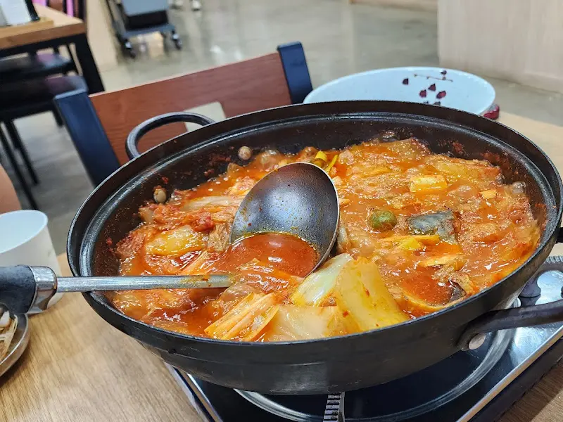 보글보글 끓는 묵은지 고등어 조림