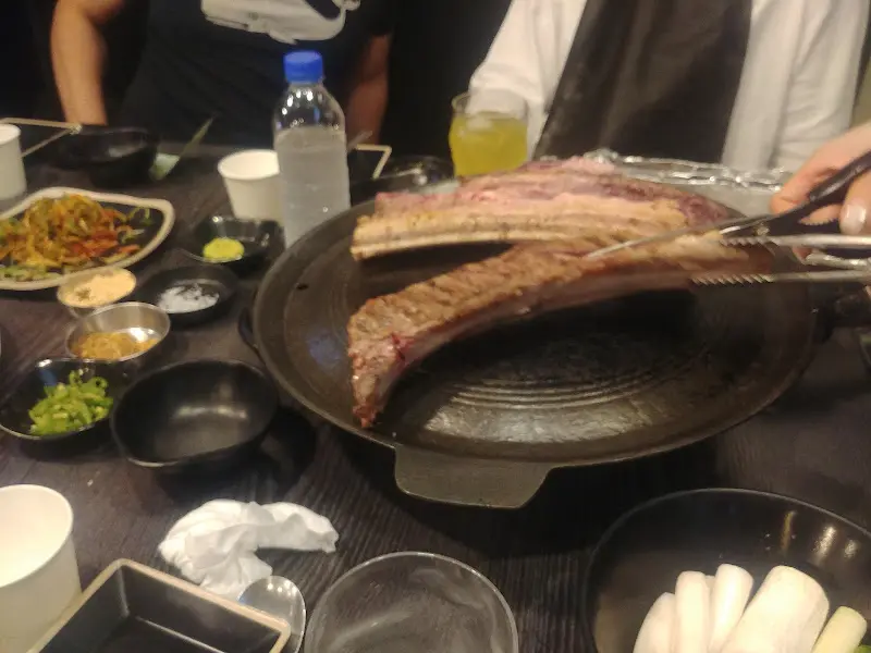 우대갈비와 밑반찬이 테이블에 놓여 있는 모습