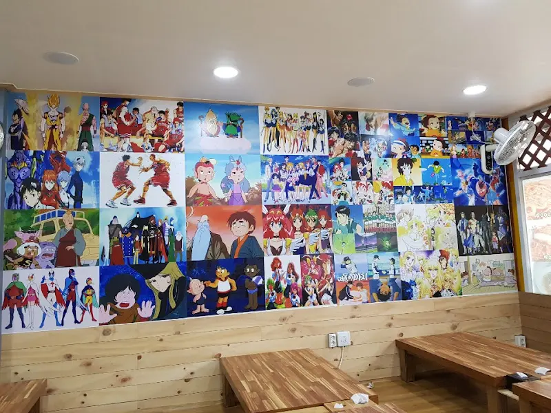 만화 캐릭터 그림으로 가득 찬 벽면