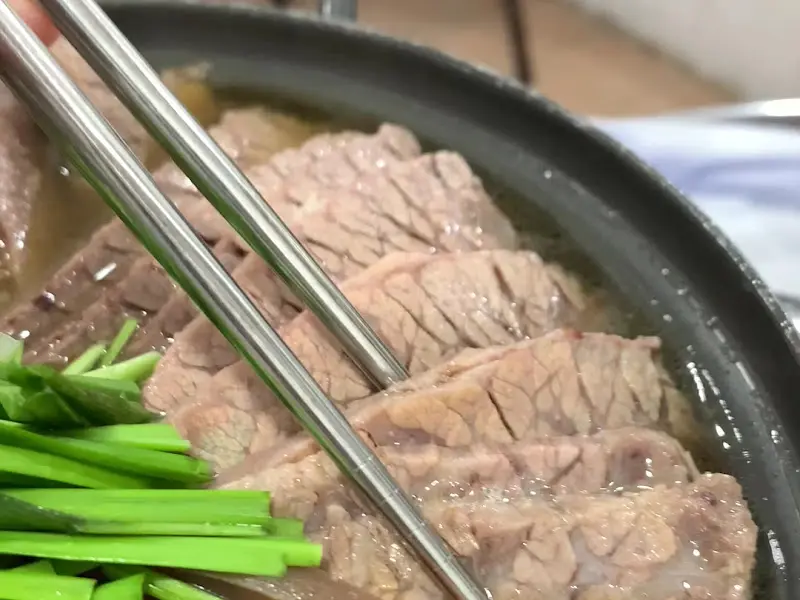 젓가락으로 집은 소머리