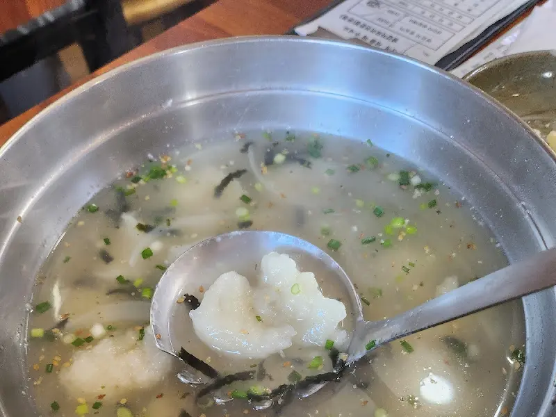 옹심이가 담긴 숟가락의 모습. 옹심이의 쫄깃한 식감이 느껴지는 듯하다.