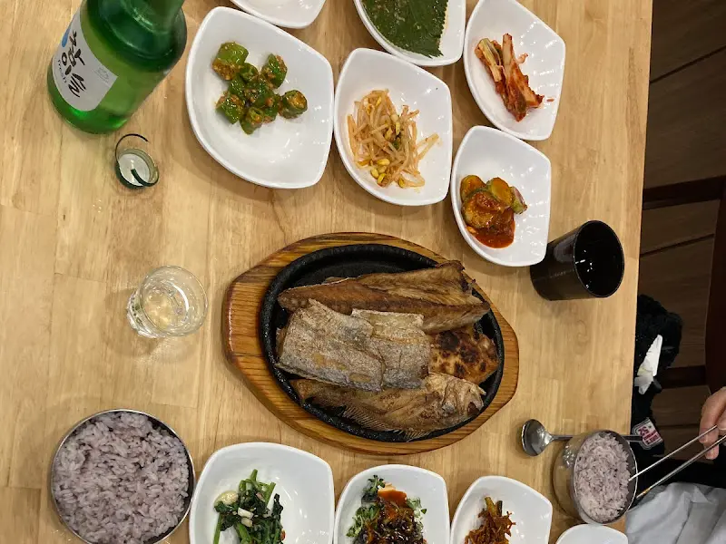 술과 함께 즐기는 생선구이 한 상