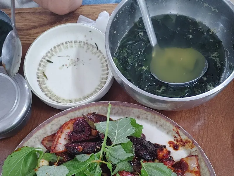 돌문어볶음과 성게미역국