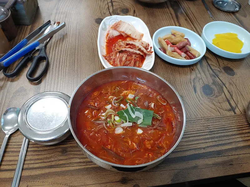깔끔하게 차려진 육개장 한상차림