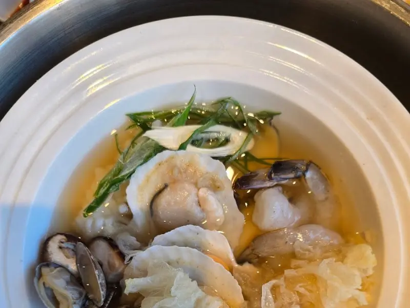 해산물이 가득한 찌개