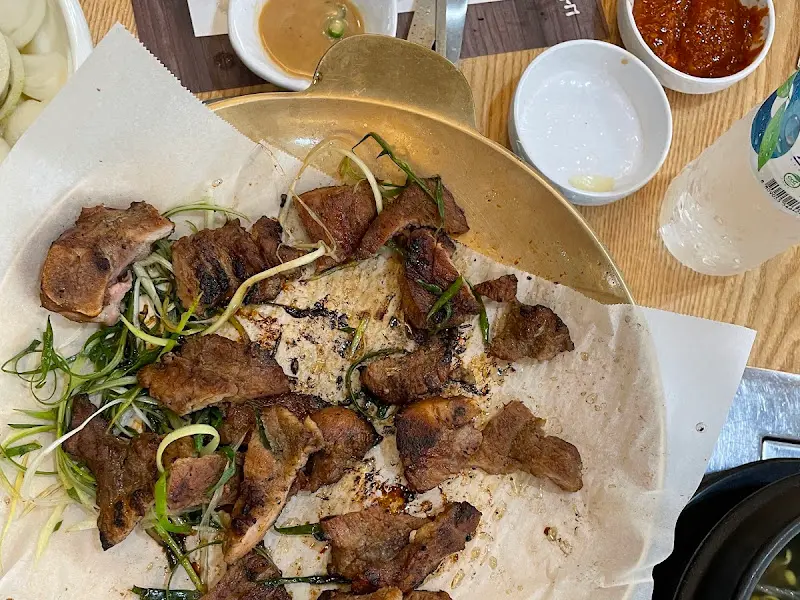 숯불 향이 은은하게 풍기는 숙성 갈비 한 상 차림