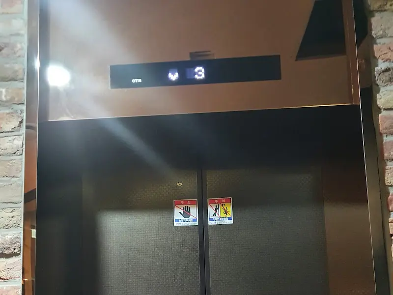 3층 카페로 가는 엘리베이터