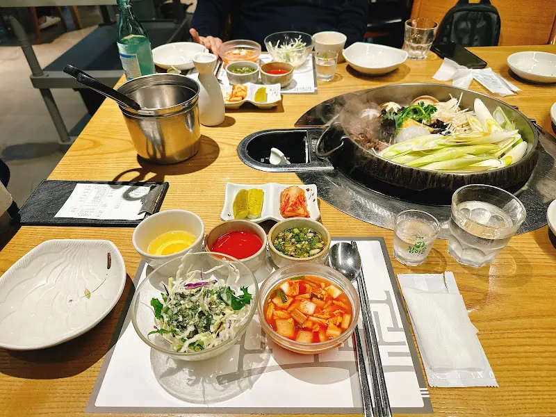 푸짐하게 차려진 테이블