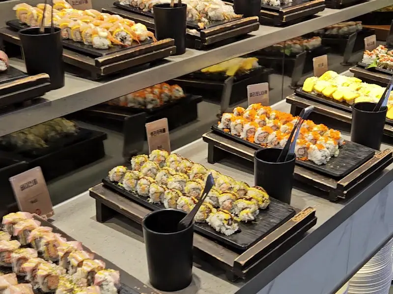 다양한 롤 종류가 먹음직스럽게 진열되어 있다.