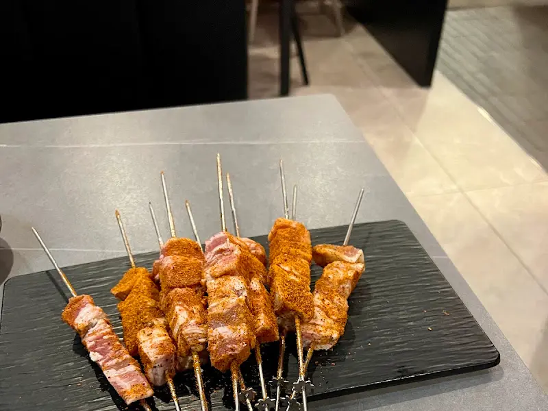 양념이 되어 있는 양꼬치의 모습