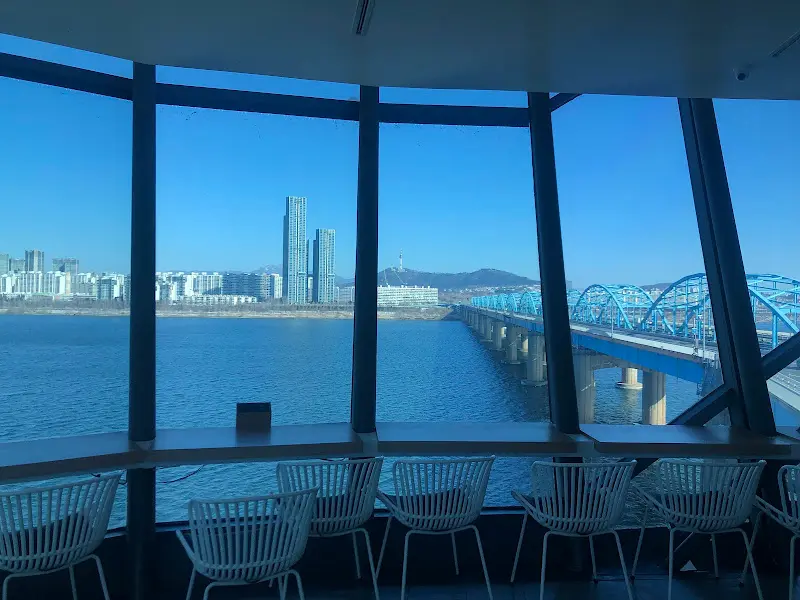 통유리창 너머로 보이는 시원한 한강 뷰