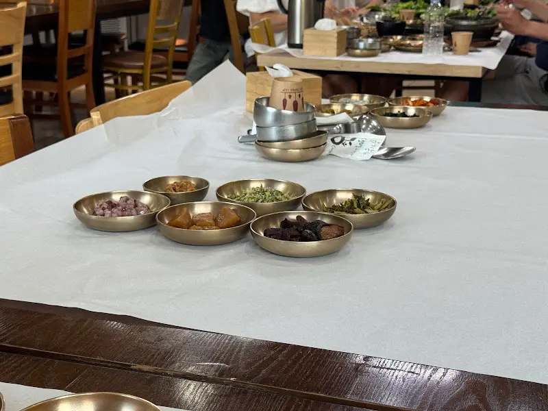 놋그릇에 담긴 반찬들