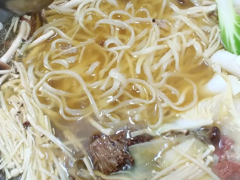 칼국수가 담긴 냄비