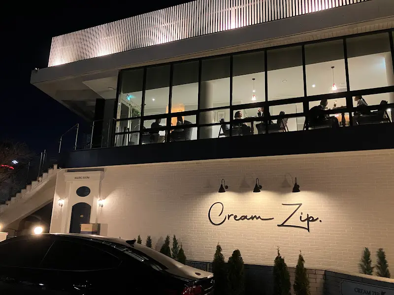 카페 외부 야경 사진