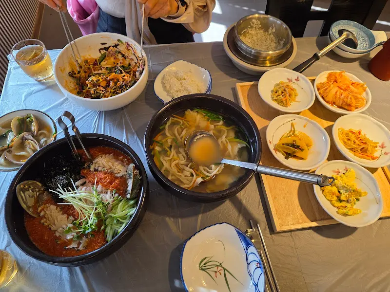 푸짐하게 차려진 한 상