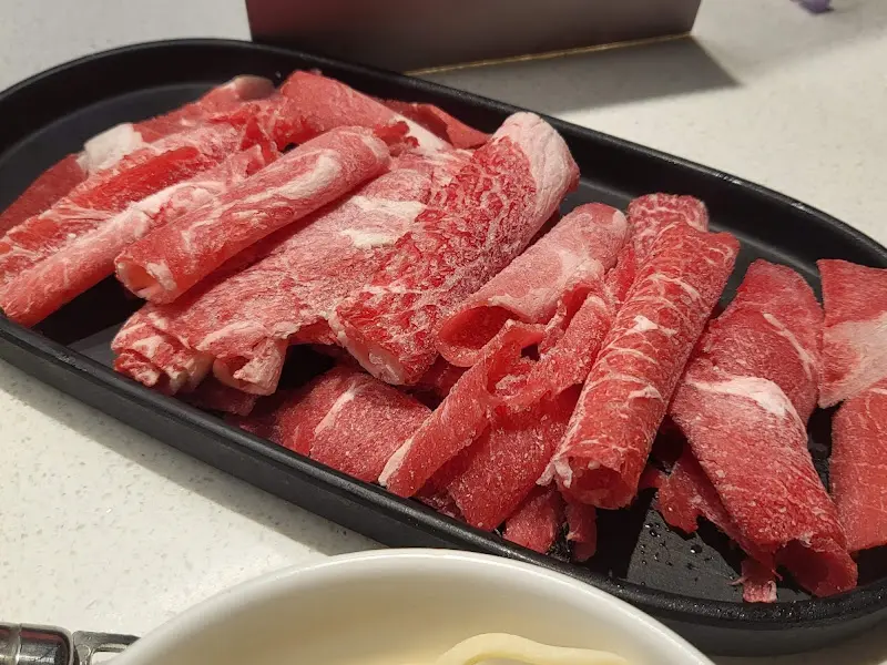 선홍빛의 얇게 썰린 소고기