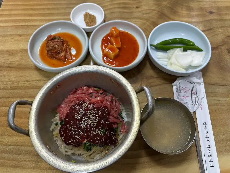 정갈하게 차려진 육회비빔밥 한 상 차림