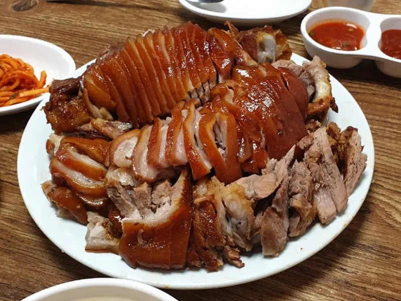 푸짐한 족발 한 상 차림