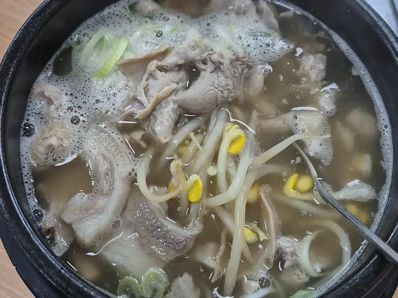 맑은 국물이 인상적인 돼지국밥