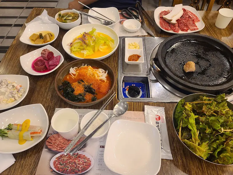 푸짐하게 차려진 육회비빔밥 정식 한 상 차림