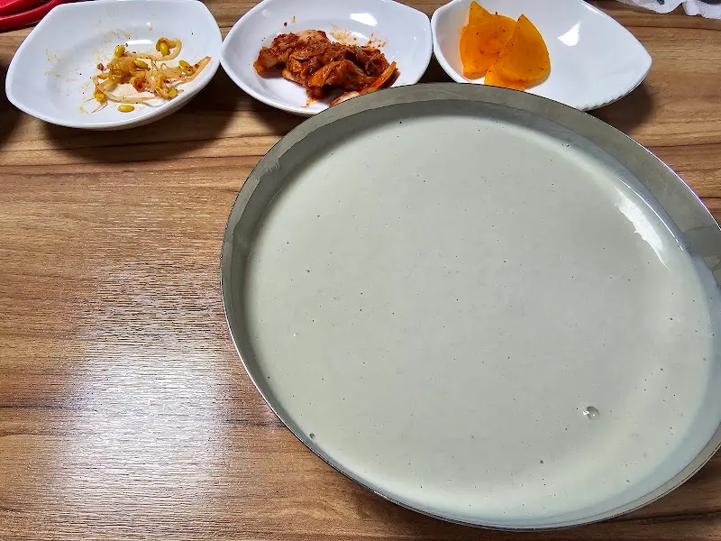 깔끔하게 비워진 콩국수 그릇