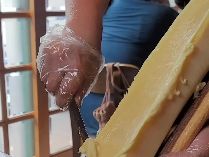 라클렛 치즈를 녹여 돈까스 위에 얹어주는 모습