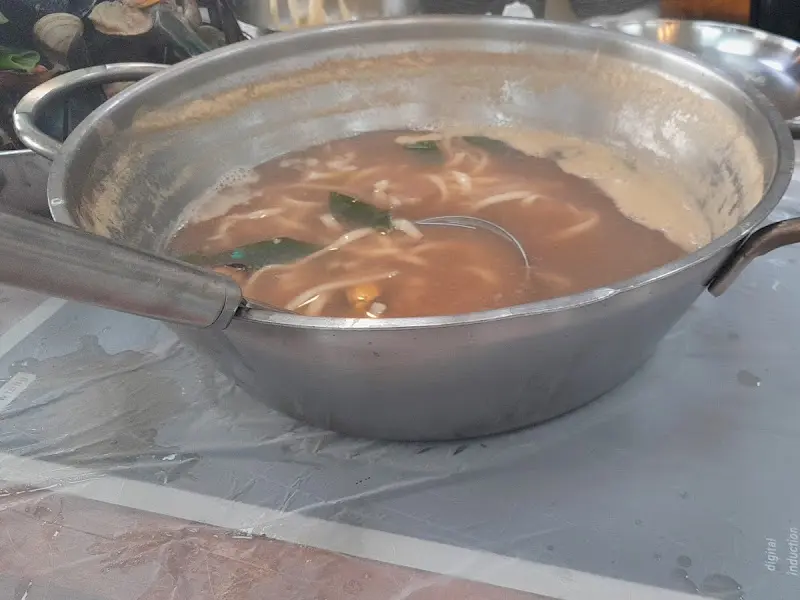 해물칼국수가 끓고 있는 모습