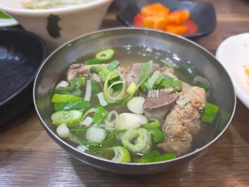 시원하고 깔끔한 뼈국