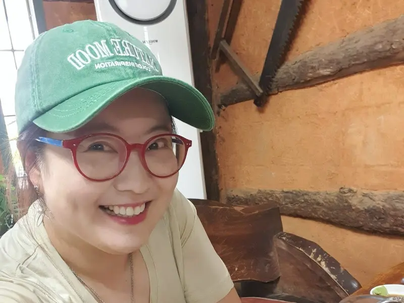 정겨운 분위기 속에서 미소를 짓고 있는 손님