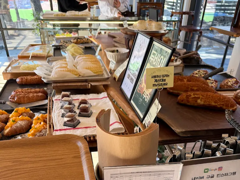 빵들이 진열된 모습