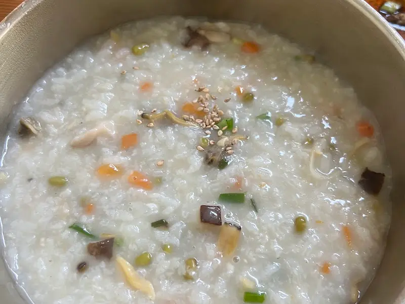 놋그릇에 담긴 바지락죽