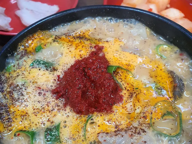 다진 양념을 푼 순댓국