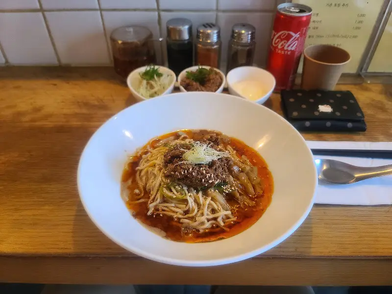 테이블 위에 놓인 각종 양념