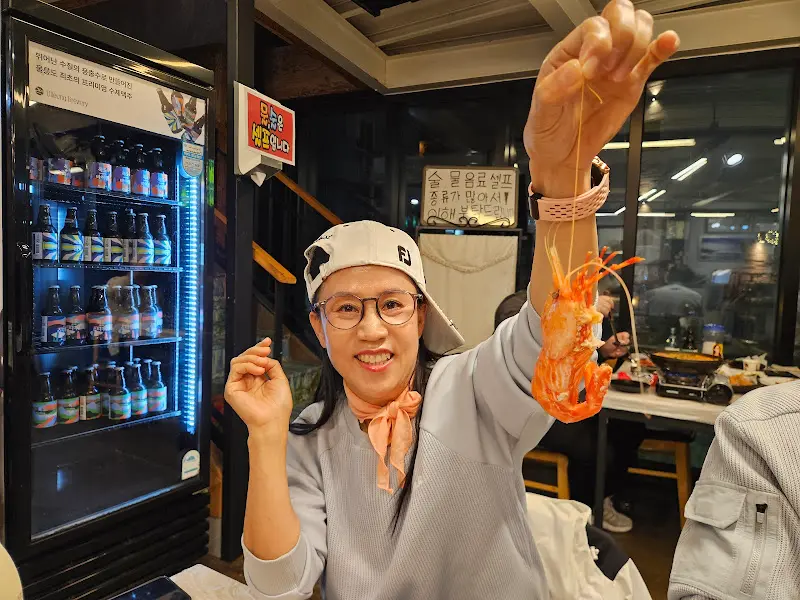 독도새우를 들고 있는 손님