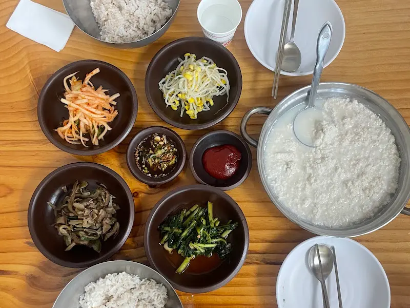 정갈하게 차려진 밑반찬