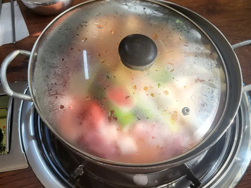 두루치기가 끓기 시작하는 모습