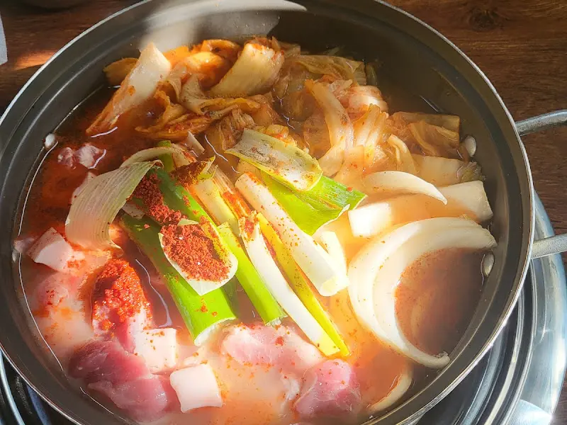 잘 익은 김치와 돼지고기