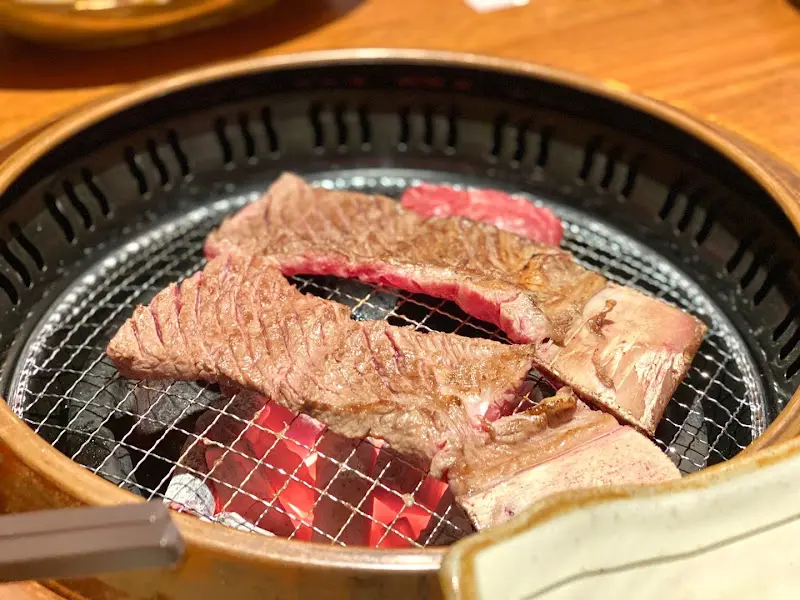 숯불 위에 구워지는 생갈비