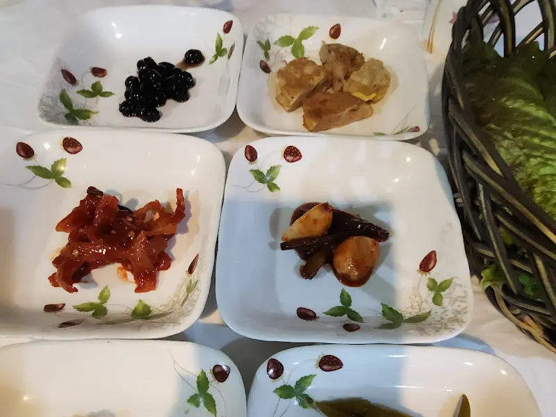 정갈하게 담긴 다양한 밑반찬들