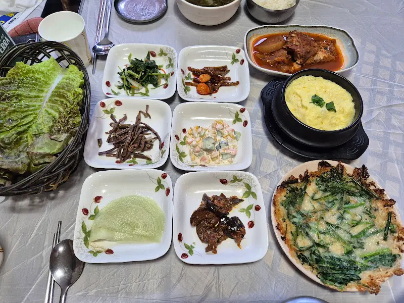 밥과 함께 정갈하게 차려진 한상