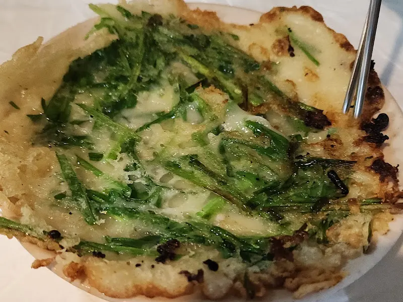 노릇하게 구워진 김치전